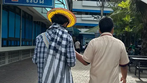 ใครเห็นเป็นต้องทัก เมื่อนักเรียนหนุ่มแต่งชุดไปรเวทสุดชิล มาดูคอนเสิร์ต