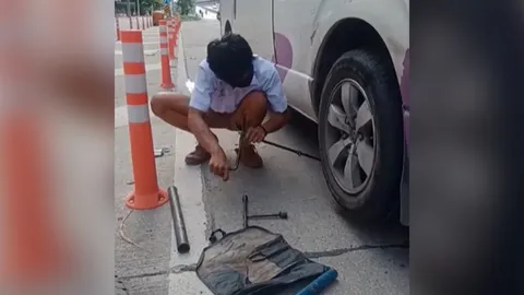 แห่ชื่นชม เด็กนักเรียนชั้น ม.5 อาสาเปลี่ยน "ยาง" ให้รถตู้ หลังพบว่ายางแบน