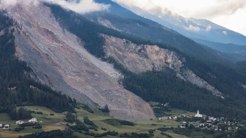 เฉียด ดินถล่มจากภูเขาสวิส หยุดนิ่งก่อนถึงโรงเรียนนิดเดียว