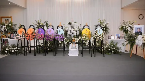 เชิญพวงมาลาพระราชทานวางหน้าโกศ ศ.นพ.อุดมศิลป์ ศรีแสงนาม