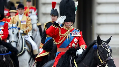 คิงชาร์ลส์ที่ 3 ฟื้นประเพณี ทรงม้านำสวนสนามวันคล้ายวันพระราชสมภพ