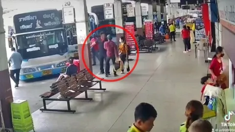 "พักงาน 7 วัน" นายท่าหัวร้อน ฉุนไม่ซื้อตั๋ว ด่า-ผลักผู้โดยสาร (คลิป)