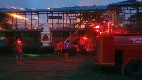 ไฟฟ้าช็อตที่เสาไฟ ลามไหม้อาคารเรียนเก่าวอดทั้งหลัง 8 ห้อง