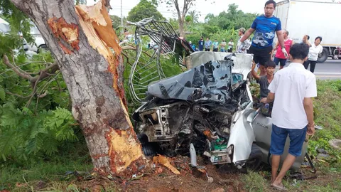 ปิกอัพชนต้นไม้ดับยกครัว 4 ศพ พ่อขับ พาลูกเมียกลับจากซื้อต้นทุเรียน (คลิป)