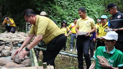 กำแพงเพชรร่วมใจ สร้างฝายชะลอน้ำ เพิ่มความชุ่มชื้นให้ผืนป่า