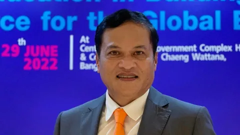 คณะทำงานพรรคก้าวไกลดอดพบปลัด-ผู้บริหาร ศธ.