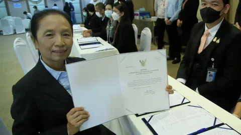 “รำพูล” ส.ส.ไทยสร้างไทย รับหนังสือจาก กกต. คนแรก ส่วนปาร์ตี้ลิสต์คนแรก “นิคม”