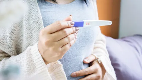 ฝันว่าท้อง ท้องกับใครไม่รู้ ท้องใกล้คลอดลูกดิ้น มีความหมายว่าอย่างไร