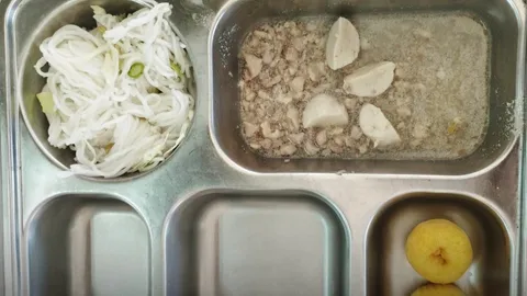 เพจดังแฉภาพอาหารกลางวัน โรงเรียนใน จ.สมุทรสาคร อ้างผอ.พูด "ไม่อิ่ม ไม่ให้เติม"