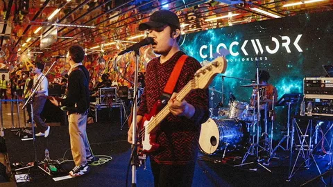 "คล็อกเวิร์ค โมชั่นเลส" จัดคอนเสิร์ตกลาง MRT สานต่อความเศร้า "มากกว่า"