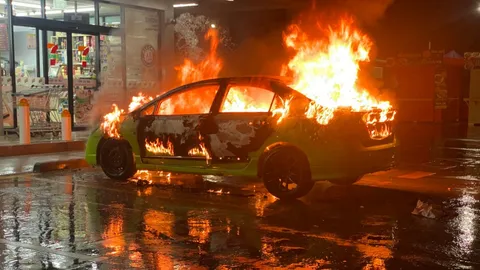 ระทึก ไฟไหม้รถเก๋ง รีบจอดหน้าเซเว่นขอถังดับเพลิง สุดท้ายวอดทั้งคัน (คลิป)