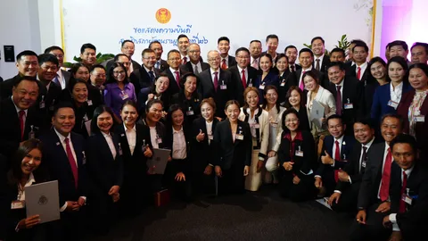 เพื่อไทย นำทัพ ส.ส. ขึ้นรถอีวี รายงานตัวสภา บอกที่มาสี ม่วง-แดง บัตร ส.ส.