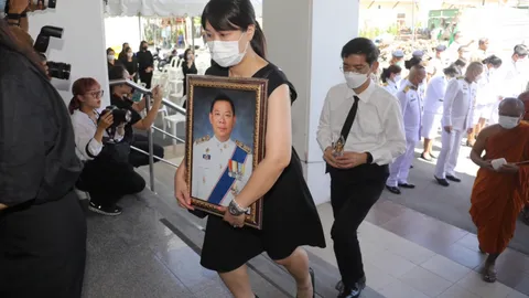 เคลื่อนร่าง ผู้ว่าฯ หมูป่า ถึงวัดพระศรีมหาธาตุฯ รับพระราชทานน้ำหลวงอาบศพ