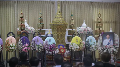 ยกย่อง "ผู้ว่าฯหมูป่า" สวมหัวใจนักสู้! เชิญ "พวงมาลา" วางหน้าโกศศพ ทีมบอล-อาลัย