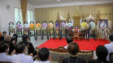 ในหลวง โปรดเกล้าฯ ให้อัญเชิญพวงมาลาของพระบรมวงศานุวงศ์ทุกพระองค์วางหน้าโกศศพ