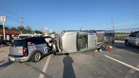 มินิคูเปอร์ชนปอร์เช่พุ่งเข้าร้านริมถนน 304 ก่อนชนรถรับส่งนักเรียนคว่ำเจ็บ 14 (คลิป)