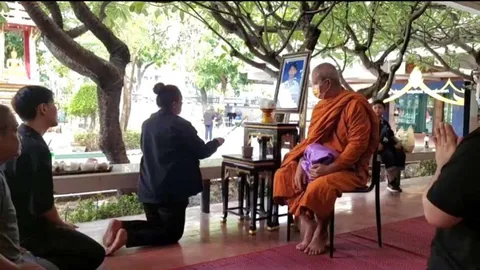 "ในหลวง-ราชินี" พระราชทานพวงมาลา ครอบครัวปลื้ม เชิญวิญญาณ "น้องเบนซ์" (คลิป)
