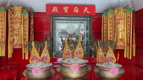 ฮู้ใหญ่ ตลาดเก้าห้อง พลังฮู้ สู้พลังร้าย