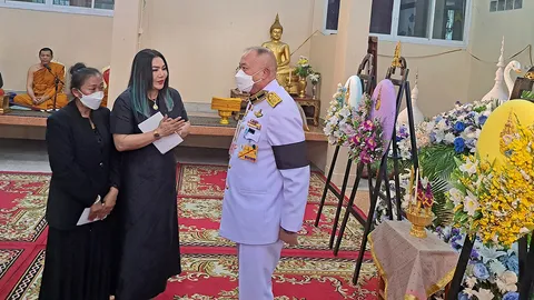 ในหลวง-ราชินี พระราชทานน้ำหลวงอาบศพ "น้องเบนซ์" ชุดจนท.เข้าขอขมา (คลิป)