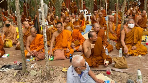 แห่กราบ "หลวงปู่แสง" ครั้งสุดท้าย สาธุชนล้นวัดป่าดงสว่างธรรม