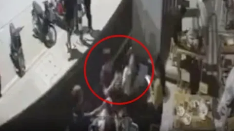 อ้างถูกจับหนอน ตบสาวเชียร์เบียร์ปากแตกคาโต๊ะ ลูกค้ากร่างเบ่งใหญ่โตขู่ (คลิป)