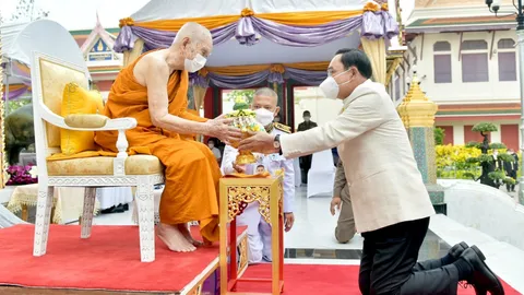 นายกฯ นำทำบุญตักบาตร ฉลองพระชนมายุ 8 รอบ สมเด็จพระสังฆราช