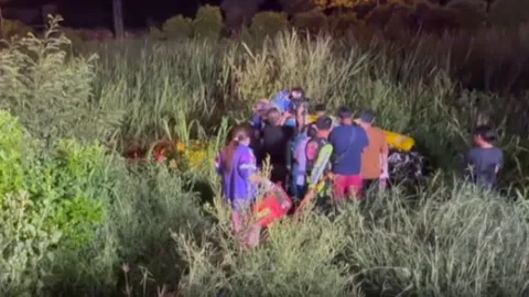 กระบะแต่งซิ่ง เสยท้ายสิบล้อ พุ่งลงข้างทาง อัดคนขับคาซาก-สุดยื้อดับสลด