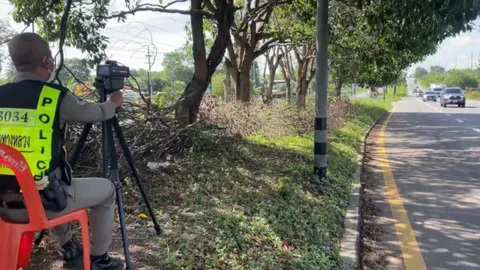 ชาวบ้านร้อง ตำรวจทางหลวงลักไก่ ตั้งกล้องจับความเร็วรถวิ่งลงเนิน (คลิป)