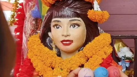 คอหวยฮือฮา แห่ขอเลขเด็ด "ศาลแม่ฮันนี่ ศรีอีสาน" หลังให้โชคหลายงวด