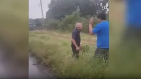 ลุงเมาขับเก๋งเบียดกระบะ หัวร้อนชักปืนขู่ สุดท้ายคอตก-โดน 2 ข้อหา