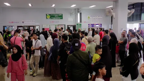 พรมแดนโก-ลกคึกคัก นักท่องเที่ยวแห่ข้ามแดนร่วมฉลองรายอฮัจยี คาดเงินสะพัดร้อยล้าน