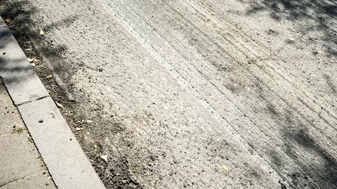 ประชาชนร้องถนนบึงแก่นนคร ที่ใช้เดินวิ่งมีสภาพชำรุดนานแล้ว วอนเทศบาลปรับปรุงด่วน