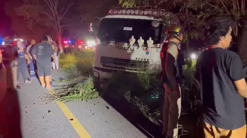 ไล่ล่าระทึก ช่างซ่อมขโมยสิบล้อ ขับหนีชนดะ ตร.ยิงยางแตกลงเกาะกลาง