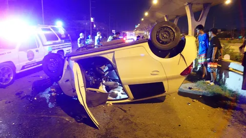 เก๋งมาเร็วชนท้ายรถหกล้ออย่างจังจนรถคว่ำ คนขับตายคาที่