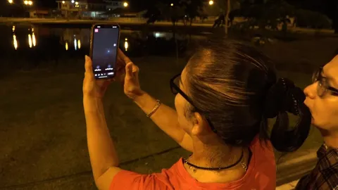 UFO ที่ปราจีนบุรี มันมาอีกแล้ว ยิงแสงทักทายคุณป้าคนเดิม (คลิป) 