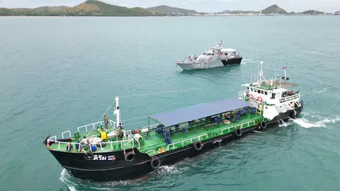 ทัพเรือภาคที่ 1 จับเรือน้ำมันเถื่อน 2 ลำ ขน 3 แสนลิตรกลางทะเลระยอง