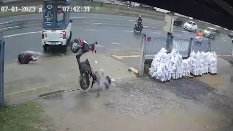 กระบะตู้ทึบลื่นน้ำฝน ชน จยย.ตีลังกา คนเจ็บพ้อถนนห่วยเมื่อไรจะซ่อม (คลิป)