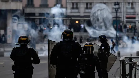 ประท้วงฝรั่งเศส เกิดจลาจลเดือด ทูตเตือนคนไทย หลีกเลี่ยงชุมนุม