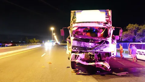 ชนกันซ้ำซ้อน 4 คันรวด บนมอเตอร์เวย์ขาเข้าชลบุรี ย่านบางปะกง บาดเจ็บรวม 4 ราย