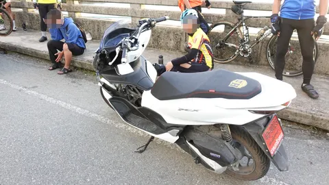 หนุ่ม19 ขี่ จยย.ชมวิวบางปะกงไม่มองทาง ชนจักรยานคันละ 2 แสน ล้ม 2 คัน เจ็บ 2 คน