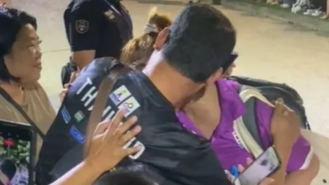 เห็นแล้วร้องไห้ตาม แฟนลูกยางไทย ประทับใจ "โมเม ธนัชชา" เห็นหน้าพ่อปล่อยโฮทันที (คลิป)