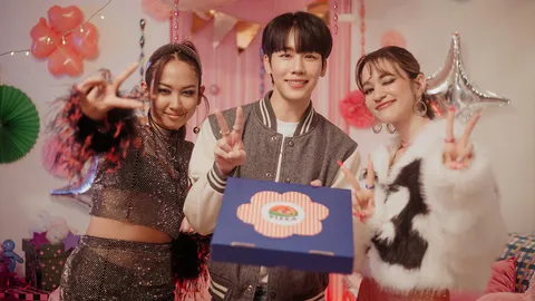 “ส้ม มารี” จับมือ “มิลลิ” ตะโกน “แม่งเอ๊ย” ชวนลุกขึ้นมาสู้อาการไม่ “มูฟออน” 