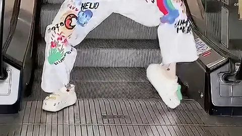 โซเชียลไม่ตลก ทัวร์ลงสาวดาว TikTok ทำคอนเทนต์ขึ้นลงบันไดเลื่อน