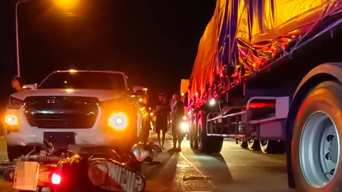 ลุงขี่ จยย.เฉี่ยวกระบะร่างกระเด็นมุดใต้รถพ่วง โดนทับดับสลดคาล้อ