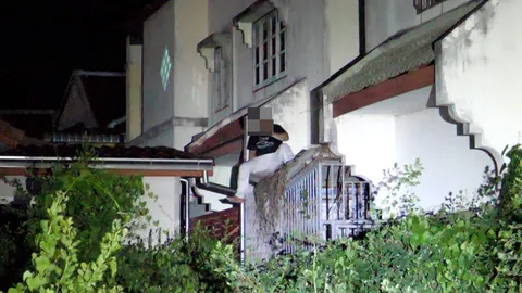 หนุ่มป่วยจิตเมาคลั่งทำร้ายลูกเมีย ปีนหนีขึ้นหลังคา จนท.ตามจับทุลักทุเล