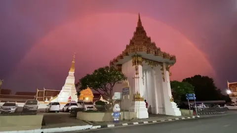 พบได้ไม่บ่อย ปรากฏการณ์ "สายรุ้งสีแดง" สะท้อนแสงครอบ "วัดพระธาตุเชิงชุม"