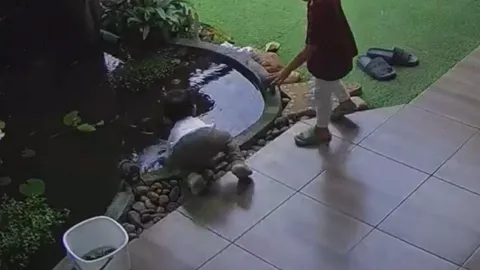 อุทาหรณ์ คุณแม่หันหลังเก็บของ เผลอวินาทีเดียว "ลูกน้อยตกบ่อปลา" (คลิป)