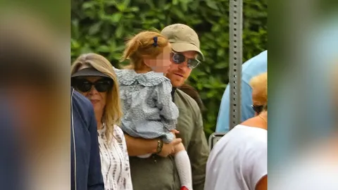 เจ้าชายแฮร์รี่อุ้มเจ้าหญิงลิลีเบต ชมขบวนพาเหรดฉลองวันชาติสหรัฐฯ 