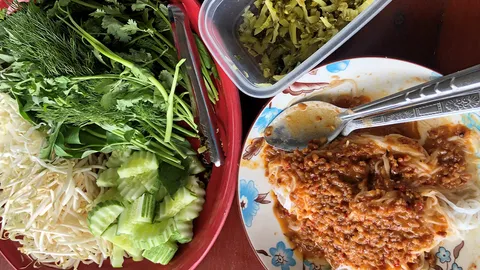 บุฟเฟ่ต์ ขนมจีน 4 ภาค เจ๊ปอบ้านยายดา หมู่ 3 เมืองระยอง