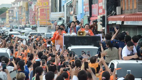 ด้อมส้มรวมตัวต้อนรับ “พิธา” ขึ้นรถแห่ขอบคุณรอบเมืองย่าโม ตอบปมโหวตนายกฯ (คลิป)